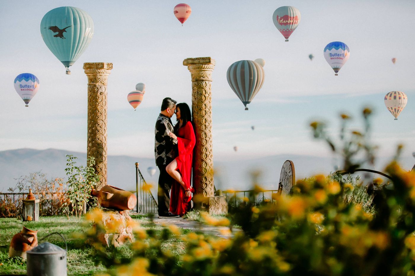 Kapadokya vadilerinde çekim yapan karı-koca fotoğrafçı ekibi