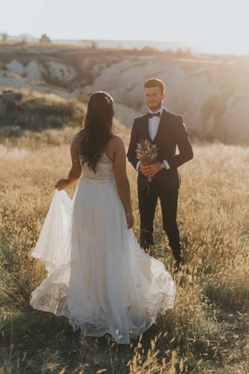 Altın saatte vadide karşılıklı duran gelin ve damat